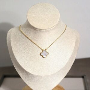 Clover necklace white